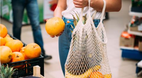 Día Internacional Libre de Bolsas de Plástico: ¿Qué están haciendo los supermercados?