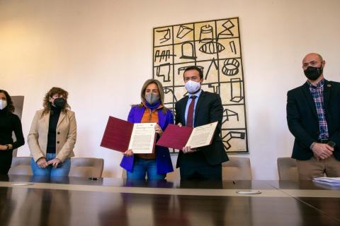 El consejero de Desarrollo Sostenible, José Luis Escudero, y la alcaldesa de Toledo, Milagros Tolón, han firmado un convenio para la recuperación del Colegio Arbitral de Consumo